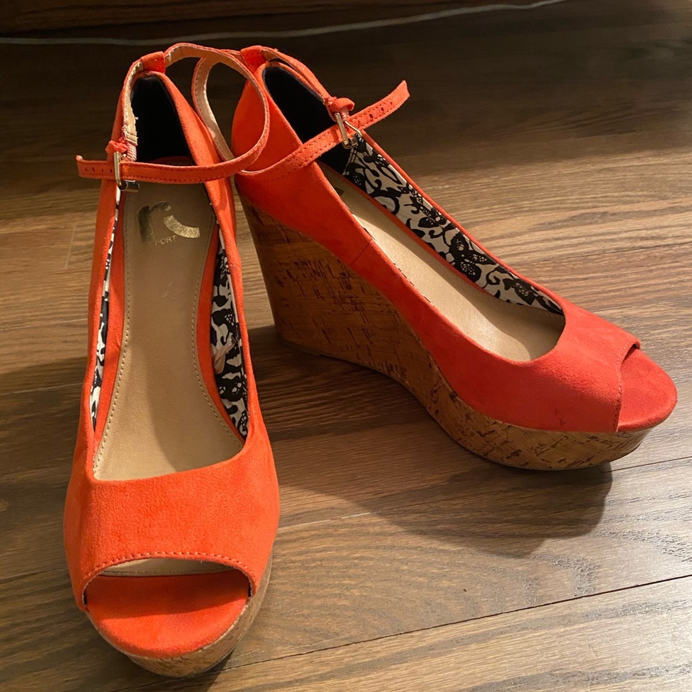 Coral Report Wedges
